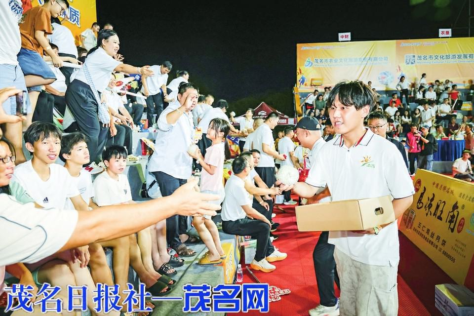 全民健身日, 户农户增收, 球场