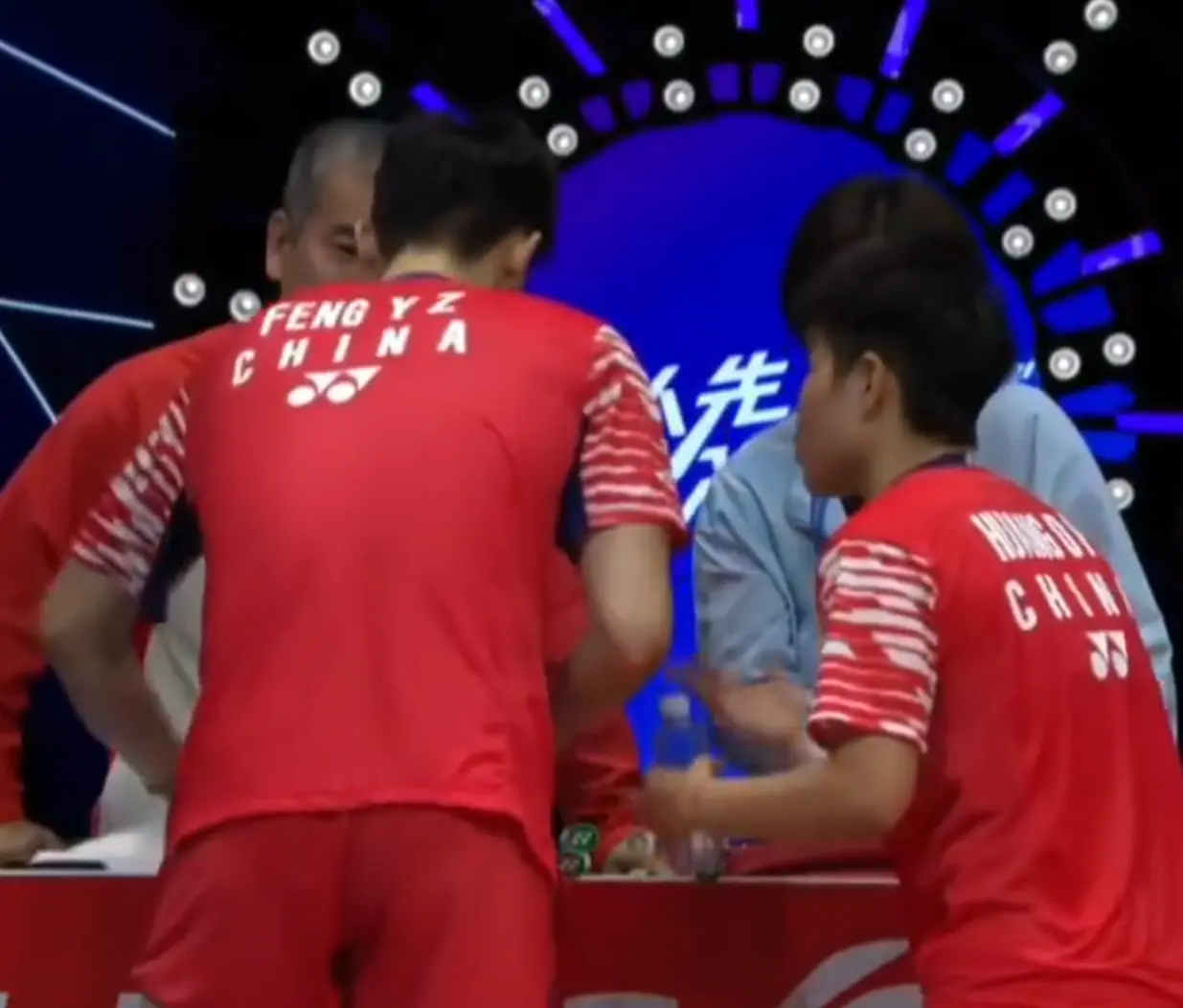 我们就上场, div